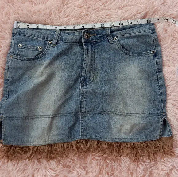 SOLD! Vintage y2k denim skirt with fringe! - Picture 8 of 10